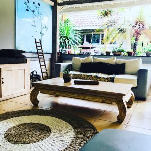 克罗柏坎Villa Bali Santai的带沙发和咖啡桌的客厅