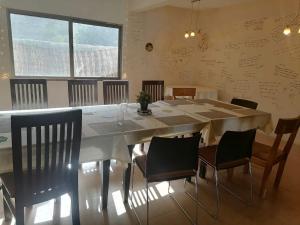 锡卡都Indus View Hotel Skardu的一间用餐室,配有一张白色的大桌子和椅子