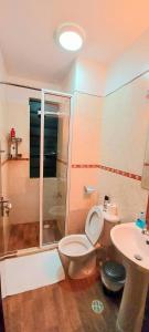 内罗毕Little Green Room Homestay near JKIA Airport & SGR Railway Station的浴室配有卫生间、盥洗盆和淋浴。