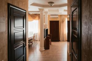 鄂木斯克格雷兹酒店的走廊上设有门和用餐室