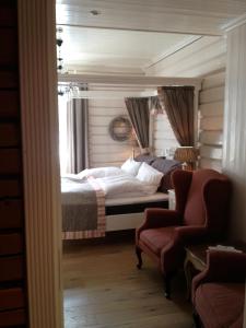 Eggedal艾格多伯格尔斯杜酒店的一间卧室配有一张床和一把椅子