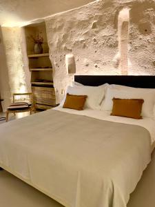 马泰拉StageROOM02 - Matera的卧室配有一张带两个枕头的大白色床