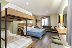 科林斯飞马客房旅馆的一间带两张双层床的卧室和一间客厅