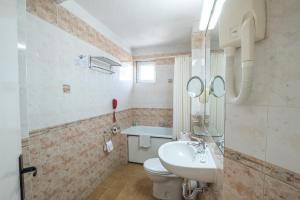 普罗夫迪夫Noviz Hotel的浴室配有白色水槽和卫生间。
