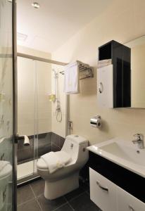 北赖ERNES Hotel的浴室配有卫生间、盥洗盆和淋浴。