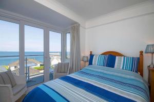 西卢港Seaview的一间卧室配有一张床,享有海景
