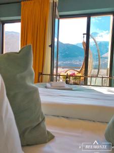 卡兹贝吉Belmonte Kazbegi的酒店客房 - 带一张享有轮子景色的床