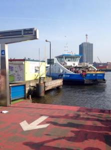 阿姆斯特丹B & B Tulp Amsterdam Noord的一艘大船停靠在水面上的码头