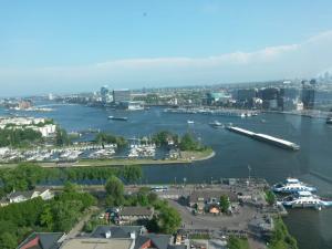 阿姆斯特丹B & B Tulp Amsterdam Noord的船停靠在空中,享有河流美景