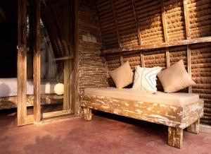 吉利美诺Villa Palma Gili Meno - Private Pool的客房配有带枕头和镜子的床