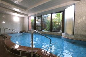 四季之宿富士山酒店内部或周边的泳池