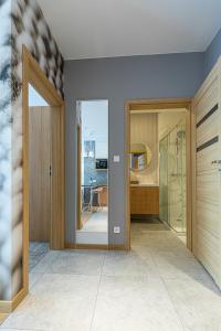 罗兹RentApart by Cotton House的一间带步入式淋浴间和玻璃门的浴室