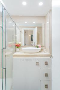 贝纳尔马德纳Apartamento Marina Suite的白色的浴室设有水槽和淋浴。