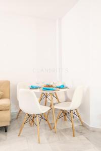 贝纳尔马德纳Apartamento Marina Suite的白色的用餐室配有桌子和白色的椅子