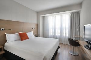 萨拉戈萨萨拉戈萨中心文奇酒店的酒店客房设有一张大床和一台电视。