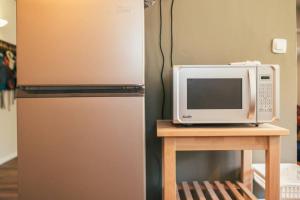 米茨佩·拉蒙Desert Zen的小桌子上配有冰箱和微波炉