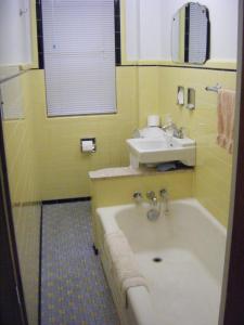 渥太华奥伯格艺术住宿加早餐酒店的浴室配有盥洗盆和浴缸。