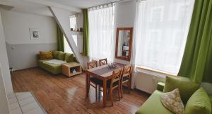 施特拉尔松德Altstadtfreude Stralsund的客厅配有桌子和沙发
