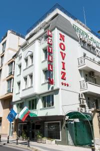 普罗夫迪夫Noviz Hotel的白色的建筑,上面有酒店标志