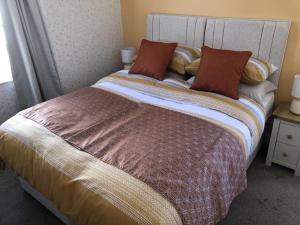 佩恩顿Harbour Lodge B&B的卧室内的一张带两个枕头的床