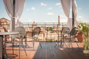 博洛尼亚旅游酒店的市景阳台配有桌椅。