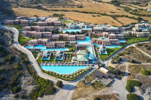 卡尔扎迈纳Atlantica Belvedere Resort - Adults Only的享有带游泳池的度假村的空中景致