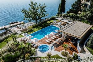 奥帕提亚Ikador Luxury Boutique Hotel & Spa的享有带游泳池的度假村的空中景致