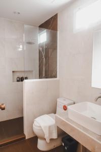 大城Romyen Cafe' Homestay的白色的浴室设有卫生间和水槽。