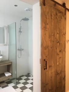 赞德沃特Romana的一间带推拉谷仓门和淋浴的浴室
