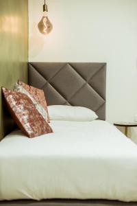 贝尔谢巴The Negev Hotel By Domus的床上有2个枕头