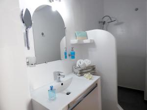 阿达玛斯Tasoula Guest House的白色的浴室设有水槽和镜子