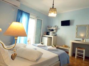 阿达玛斯Tasoula Guest House的一间卧室配有一张带灯和壁炉的床