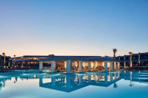 根纳迪Atlantica Dreams Resort的享有酒店游泳池的景色