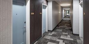 桑顿Staybridge Suites - Denver North - Thornton, an IHG Hotel的走廊走廊,门和瓷砖地板