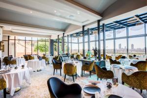 里昂佛罗伦萨别墅酒店的餐厅设有桌椅和窗户。