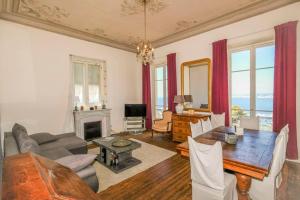 尼斯Mont Boron Magnificent View-3 Rooms - Wifi - A.C的客厅配有桌子和壁炉