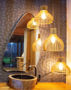 伊塔雷马Pousada Kiriri的浴室设有水槽和带灯的镜子