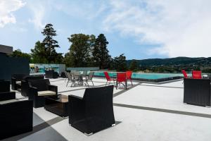 维拉卡洛斯帕兹Domus Lake Resorts的一个带桌椅的庭院和一个游泳池