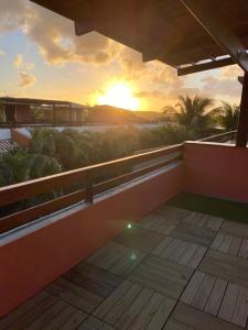 皮帕Cond Residencial Resort Pipa Chalés Triplex - Centro de Pipa的从度假村的阳台上可欣赏到日落美景
