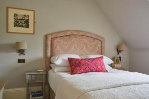 伯纳姆马基特The White House的一间卧室配有一张带粉红色枕头的床