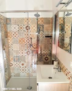卡萨尔博迪诺VENTO DEL SUD的带淋浴、水槽和水槽的浴室