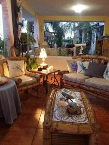 拉帕尔格拉Casa Bonita Inn的带沙发和咖啡桌的客厅