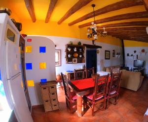 弗里希利亚纳Casa La Araucaria的一间带桌椅的用餐室