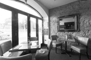 加拉希尔斯鲑鱼宾馆的一间带桌椅和镜子的用餐室