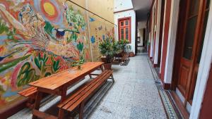 布宜诺斯艾利斯Hostelmo Hotel的墙上和长凳上画着画的走廊