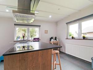 XhoffraixHoliday Home in Xhoffraix between Spa and Eifel Nature Park的厨房配有柜台、水槽和2扇窗户。