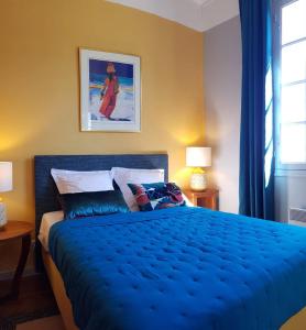 卡尼亚诺Aroma Green Villa的一间卧室配有蓝色的床、蓝色的床单和窗户。