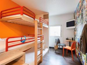 隆河省hotelF1 Lyon Sud Oullins Rénové的双层床间 - 带两张双层床和一张书桌