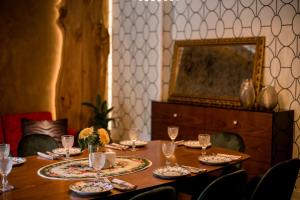 托木斯克论坛酒店的一张木桌,上面有盘子和玻璃杯
