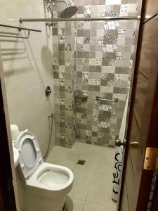 卢塞纳Lucena Fresh Air Hotel的一间带卫生间和淋浴的浴室